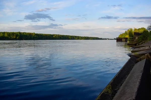 Meer Blauw Water Zichtbare Kustlijn Bos Verte — Stockfoto