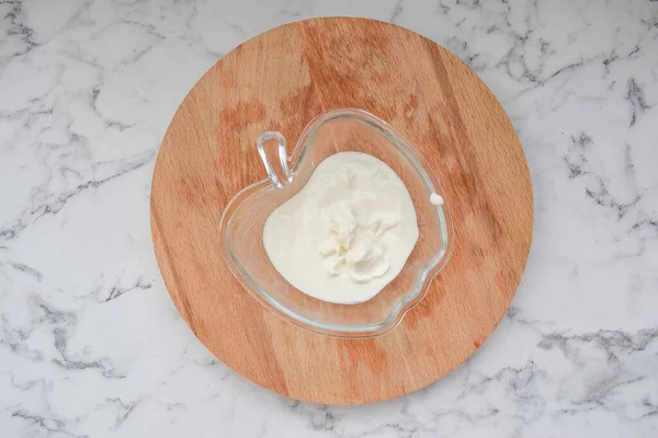 Una ciotola di yogurt rustico, in piedi sul tavolo vista dall'alto — Foto Stock