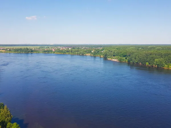 Pencereden nehir manzarası, doğanın güzel manzarası.