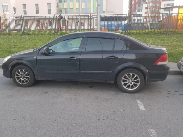 Rusia, San Petersburgo 25.06.2020 Volkswagen Polo sedán, de pie en el aparcamiento, vista lateral —  Fotos de Stock