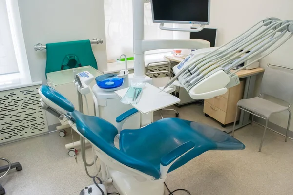Dental unit, dentist\'s chair and table