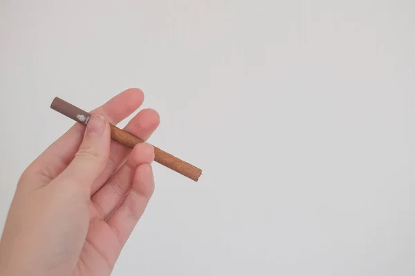 Menina Está Segurando Cigarro Fundo Leve — Fotografia de Stock