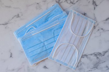 Rusya, Saint Petersburg, 27.05.2020 Coronavirus 'tan korunmak için tek kullanımlık maskeler masada.