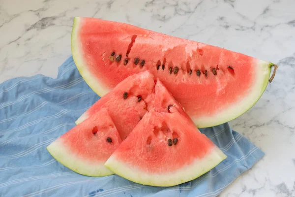 Wassermelonenhälfte Und Stücke Liegen Auf Einem Blauen Tuch Auf Dem — Stockfoto