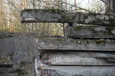 Eski beton bloklar üst üste yığılmış.