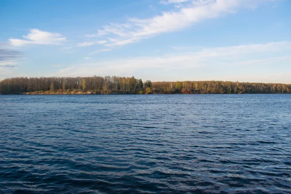 Rivier Met Kleine Golven Verte Ziet Tegenoverliggende Oever Met Een — Stockfoto