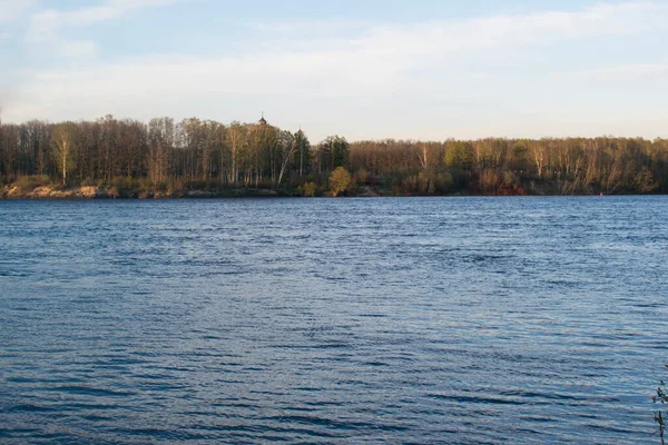 Prachtig Landschap Met Een Rivier Die Langzaam Stroomt Kleine Golven — Stockfoto