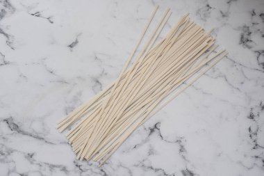 Udon makarna ve erişte bir ışık masasında yatıyor..