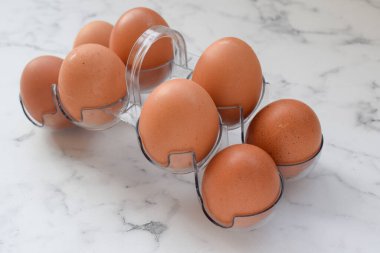 Tavuk yumurtası, özel bir büfede 8 parça var masada, çatal kenarda.