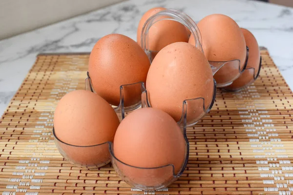 Ovos Uma Tigela Estão Mesa São Lindamente Iluminados Pela Luz — Fotografia de Stock