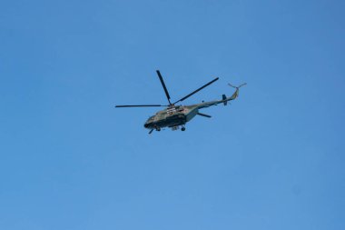 Saint Petersburg, 24.07.2020. Mavi gökyüzüne karşı askeri helikopter, aşağıdan görüş