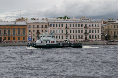 Saint Petersburg, 24.07.2020. 2020 Donanması Neva 'yı çekiştiriyor.