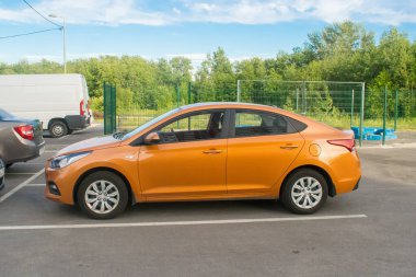 Saint Petersburg, 07.06.2020 Hyundai Solaris evin yanındaki otoparkta duruyor.