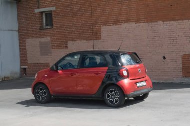 Siyah çatılı kırmızı bir araba.