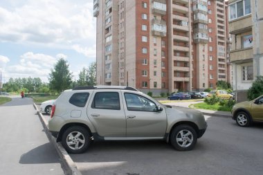 Rusya, Saint-Petersburg 11.08.2020 Renault Duster, Rusya 'da bir otoparkta duruyor.