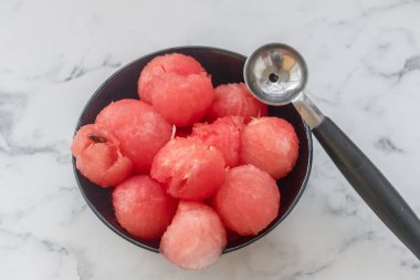 Meyve dilimlemek için yuvarlak kaşık, dekorasyon için karpuz kesilmiş toplar.