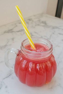 Taze karpuz suyu, sağlıklı kırmızı bir yaz içeceği.