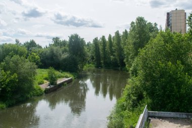 Çamurlu ve sığ bir nehir. Şehirde dar bir su deposu var..