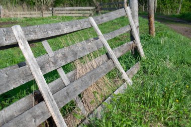 Düşen eski ahşap çit