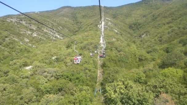 Rosja, Gelendzhik, 15.10.2020 kolejka linowa w Gelendzhiku. Zejście kolejką linową. Wjazd kolejką linową. Lato, góry, ludzie jeżdżą kolejką linową.. — Wideo stockowe