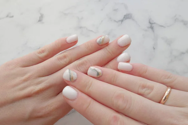 Prachtige Manicure Handen Van Vrouwen Witte Manicure Met Zwart Goud — Stockfoto