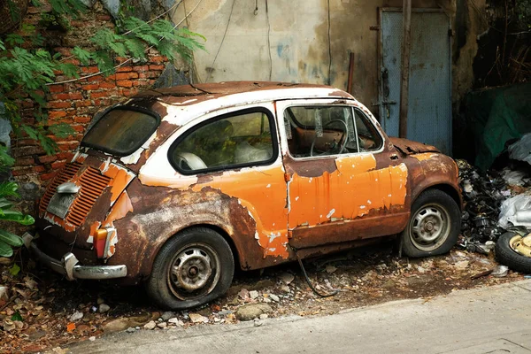 Viejo Coche Decadencia Dejado Pared — Foto de Stock