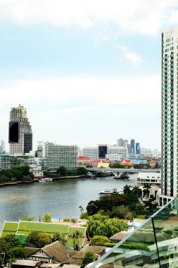 Bangkok 'taki Chao Phraya Nehri' nin her iki tarafında da manzaralar var.