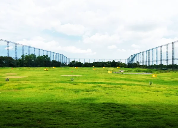 Pole Golfowe Driving Range Cloudy Blue Background — Zdjęcie stockowe