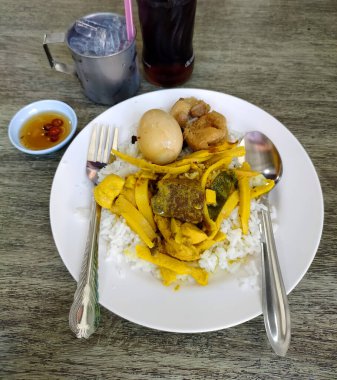 Sarı körili tavuk, bambu, haşlanmış yumurta ve soğuk içecek.