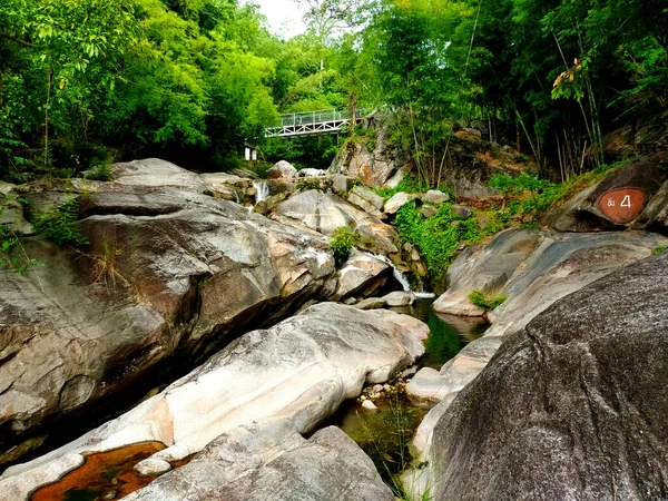 Colina Rochas Com Cachoeira Uma Ponte Acima Meio Árvores Verdes — Fotografia de Stock