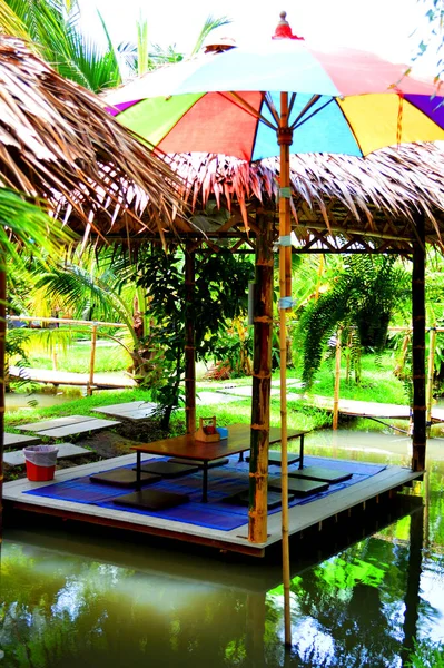 Vízfolyás Alatt Bambusz Pavilon Ülésekkel — Stock Fotó