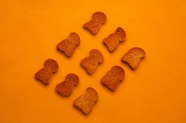  Turuncu arka planda bir sıra sarımsaklı ekmek