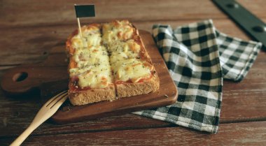 Pizza domates sosu ve jambon peynir seçici odak, resim vintage tarzı ekmeğine tost