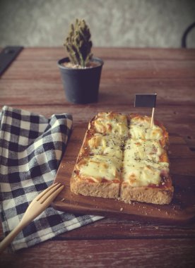 Pizza domates sosu ve jambon peynir seçici odak, resim vintage tarzı ekmeğine tost