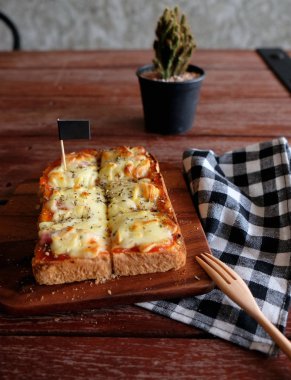 Pizza domates sosu ve jambon peynir seçici odak, resim vintage tarzı ekmeğine tost