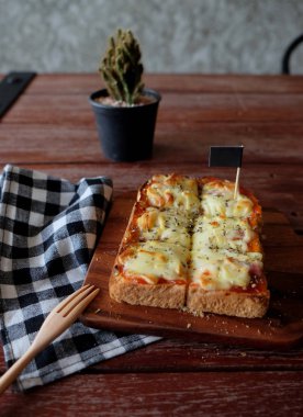 Pizza domates sosu ve jambon peynir seçici odak, resim vintage tarzı ekmeğine tost 