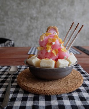 Buz şurubu ve süt, çikolata, çilek ile traş