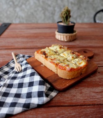 Pizza domates sosu ve jambon peynir seçici odak, resim vintage tarzı ekmeğine tost 