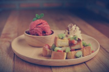 Ev yapımı organik çilek meyve dondurma kase