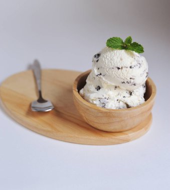 Vanilyalı dondurma ile nane kase ev yapımı organik ürün