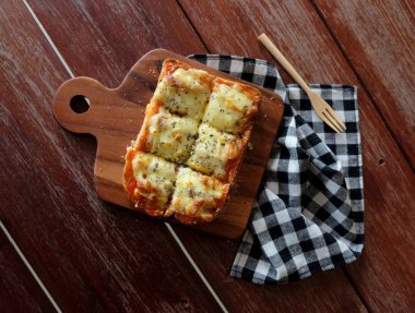 Pizza domates sosu ve jambon peynir seçici odak, resim vintage tarzı ekmeğine tost 