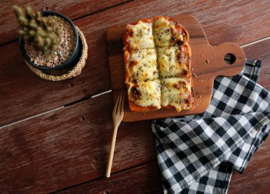 Pizza domates sosu ve jambon peynir seçici odak, resim vintage tarzı ekmeğine tost