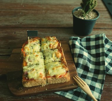 Pizza domates sosu ve jambon peynir seçici odak, resim vintage tarzı ekmeğine tost