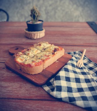 Pizza domates sosu ve jambon peynir seçici odak, resim vintage tarzı ekmeğine tost