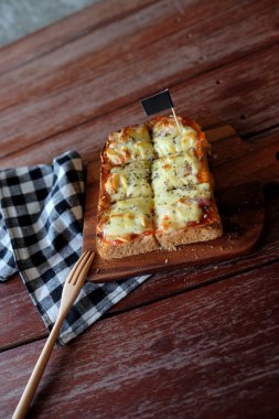 Pizza domates sosu ve jambon peynir seçici odak, resim vintage tarzı ekmeğine tost 