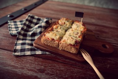 Pizza domates sosu ve jambon peynir seçici odak, resim vintage tarzı ekmeğine tost