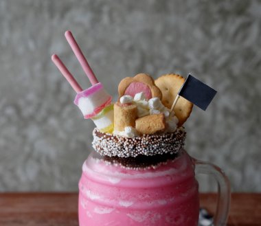 Sağlıklı çilek güler yüzlü bir mason bir rustik ahşap arka plan üzerinde bir kavanoz kupa