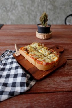 Pizza domates sosu ve jambon peynir seçici odak, resim vintage tarzı ekmeğine tost 