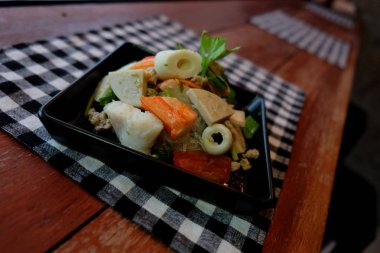 Tay salatası ekşi ve baharatlı deniz ürünleri domates, Cam şehriye, kereviz domuz eti ve karides Café