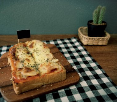 Pizza domates sosu ve jambon peynir seçici odak, resim vintage tarzı ekmeğine tost